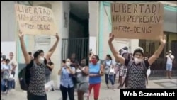 El 4 de diciembre de 2020 Luis Robles se manifestó en el Boulevard de San Rafael, en La Habana, con un cartel que exigía la libertad del rapero contestatario Denis Solís y el fin de la represión en Cuba. 