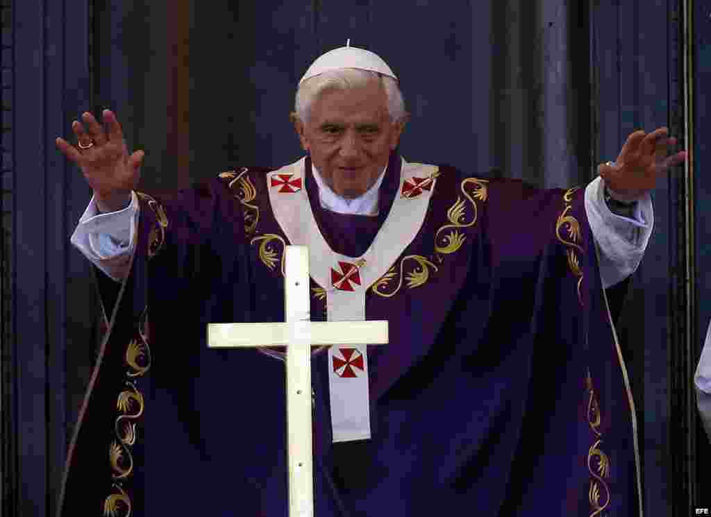 Cientos de personas se congregan hoy, miércoles 28 de marzo de 2012, en la Plaza de la Revolución José Martí, en La Habana, donde el papa Benedicto XVI oficia una misa multitudinaria, en su última jornada en Cuba. EFE/Da